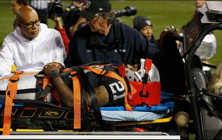 El jugador se lastimó en el tercer cuarto, cuando trató de derribar al corredor de Denver, Royce Freeman. AFP / L. Cunningham