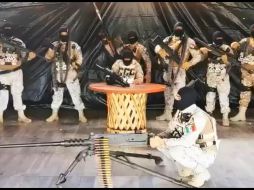 El video muestra a un sujeto sentado tras una mesa leyendo un mensaje; acompañado de varios sujetos con pasamontañas, vestidos con ropa militar e insignias del CNG y fuertemente armados. FACEBOOK / Veracruz Código Rojo