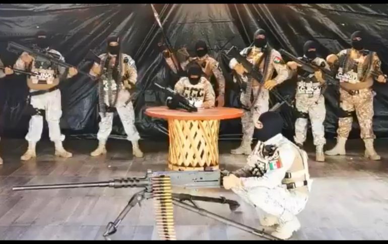 El video muestra a un sujeto sentado tras una mesa leyendo un mensaje; acompañado de varios sujetos con pasamontañas, vestidos con ropa militar e insignias del CNG y fuertemente armados. FACEBOOK / Veracruz Código Rojo