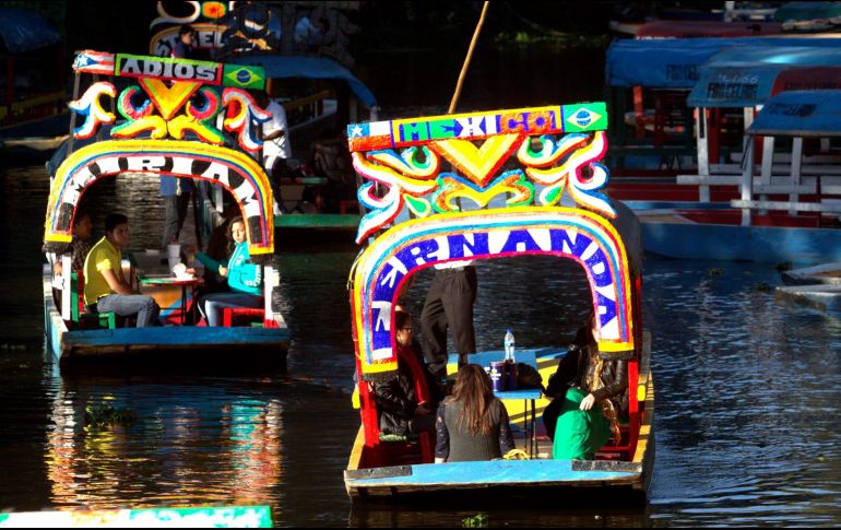 Las nuevas regulaciones limitan el consumo de alcohol en las trajineras y la obligación de proporcionar chalecos salvavidas a los usuarios. NTX/ARCHIVO