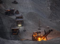 Bomberos, Carabineros y personal médico laboran en la zona afectada. EFE/ARCHIVO