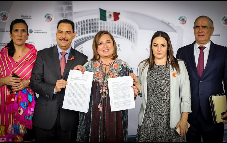 Xóchitl Gálvez (centro) mencionó que la SFP puede indagar las declaraciones patrimoniales de cuando Manuel Bartlett ocupó otros cargos públicos. NOTIMEX/Q. Blanco