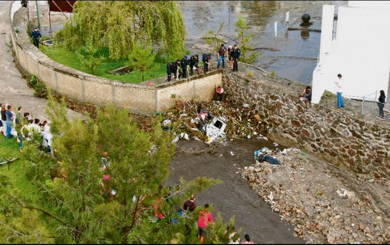 Así terminaron los autos cuyos conductores dirigieron al arroyo La Culebra, en Tlajomulco, para practicar un “deporte extremo”, según reportó Protección Civil Jalisco. ESPECIAL