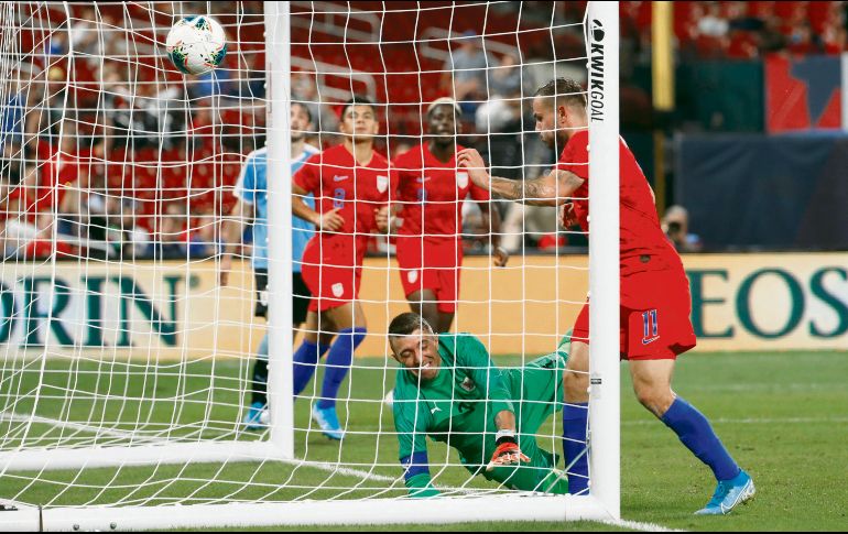 Jordan Morris (#11) perfora la meta uruguaya para salvar al conjunto estadounidense de la derrota. AP