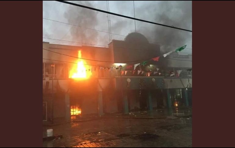 Los manifestantes prendieron fuego al interior del inmueble. De acuerdo con fuentes de seguridad seis personas fueron detenidas durante el desalojo y los daños a la sede del Ayuntamiento. TWITTER / @moreno_dhz