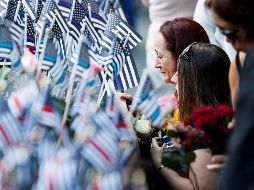 Una mujer llora en el evento conmemorativo en el monumento del 11-S en el World Trade Center de Nueva York. EFEEPA/J. Lane