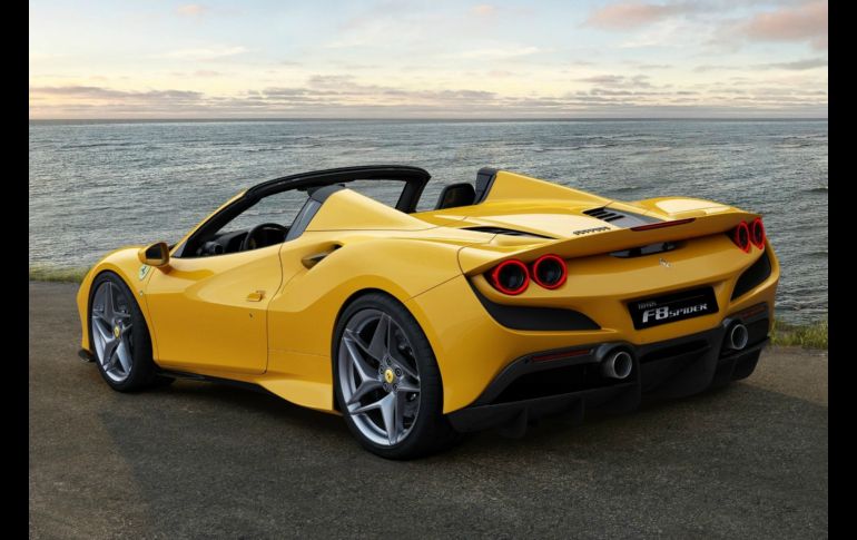 La retaguardia es deportiva, con un compartimento motor agresivo, calaveras pequeñas, salidas de aire exageradas y una doble pipa de escape para acentuar al conjunto. ESPECIAL