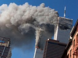 En una de las imágenes, se observa una columna de humo que se eleva desde el área de Manhattan después de que los dos aviones se estrellaran contra las torres. AP / ARCHIVO