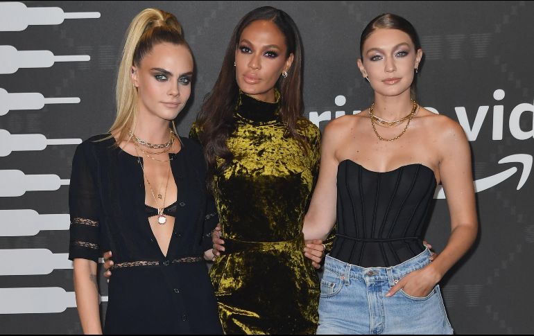 Cara Delevingne (L), Joan Smalls (C) y Gigi Hadid llegan a la pasarela de Savage X Fenty Show. AFP / A. Weiss