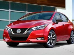 En su nuevo modelo, el Versa luce un nuevo frente más fresco, la parrilla V-motion que Nissan implementa en todo su catálogo. ESPECIAL