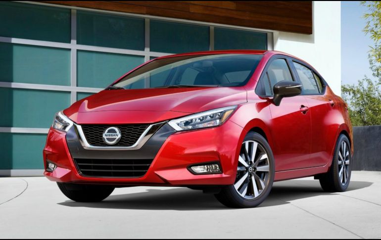 En su nuevo modelo, el Versa luce un nuevo frente más fresco, la parrilla V-motion que Nissan implementa en todo su catálogo. ESPECIAL