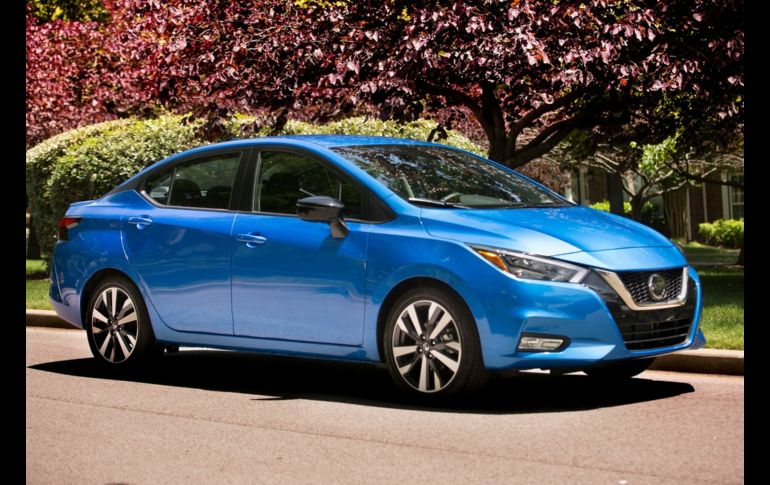 En su nuevo modelo, el Versa luce un nuevo frente más fresco, la parrilla V-motion que Nissan implementa en todo su catálogo. ESPECIAL