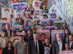 El Pesidente posó para una foto con los padres de los normalistas en una escalinata del Palacio Nacional. TWITTER@lopezobrador_