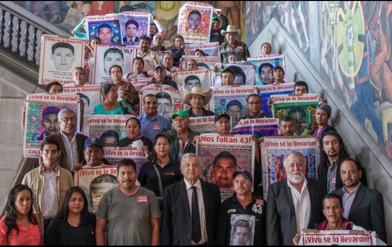El Pesidente posó para una foto con los padres de los normalistas en una escalinata del Palacio Nacional. TWITTER@lopezobrador_