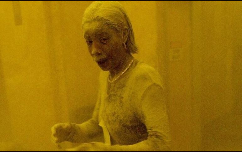 Borders fue fotografiada cuando logró refugiarse en un edificio cercano a las torres. GETTY IMAGES