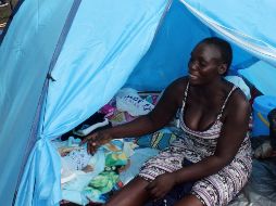 La migrantes y su bebé permanecen en un campamento que han montado sus padres afuera de la estación migratoria en Tapachula. EFE/J. Blanco