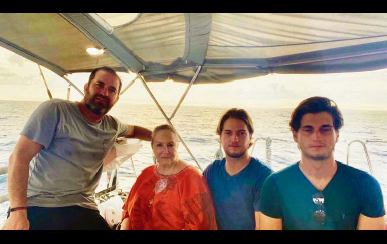Cuquis Castellanos con su hijo y nietos Disfrutando del mar de Puerto Vallarta. 