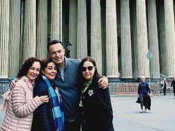 Irene Dueñas con sus hijos frente a la Catedral de la Virgen de Kazán, en San Petersburgo. 