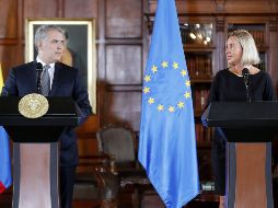 El presidente de Colombia, Iván Duque (i), y la alta representante de la Unión Europea (UE) para la Política Exterior, Federica Mogherini, ofrecen una declaración este jueves en Bogotá. EFE/M. Dueñas