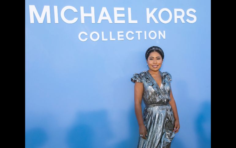 Yalitza lució un vestido plateado plegado de la marca Michael Kors. AP / B. Clarke
