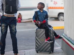 Un niño haitiano aguarda con sus padres en Tijuana, en la frontera con San Diego, Estados Unidos. AFP/S. Huffaker