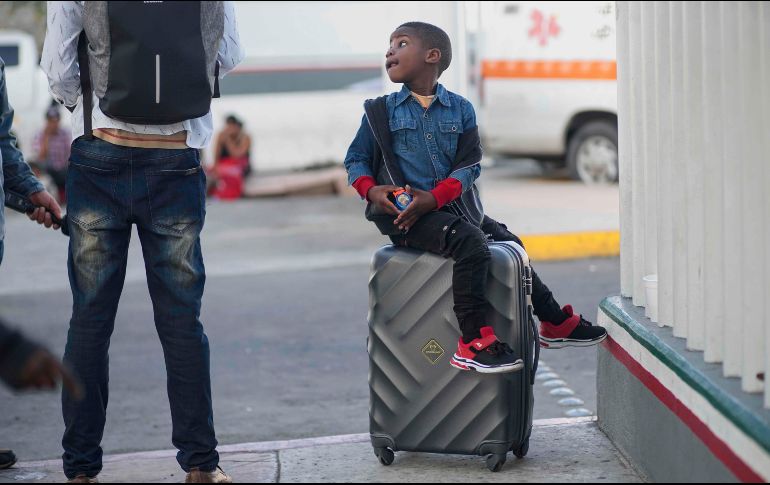 Un niño haitiano aguarda con sus padres en Tijuana, en la frontera con San Diego, Estados Unidos. AFP/S. Huffaker