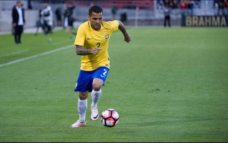 Alves rechazó ofertas del Barcelona y la Juventus. AFP / ARCHIVO