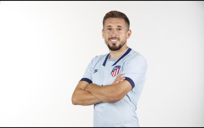 Héctor Herrera modela el tercer uniforme del Atlético de Madrid. TWITTER / @Atleti