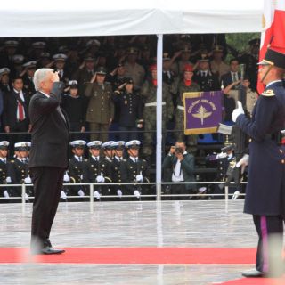 López Obrador monta guardia de honor en Monumento a los Niños Héroes