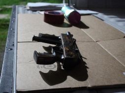 El hombre, la motocicleta y el arma fueron entregados a la Fiscalía del Estado, que inició con las investigaciones. ESPECIAL/