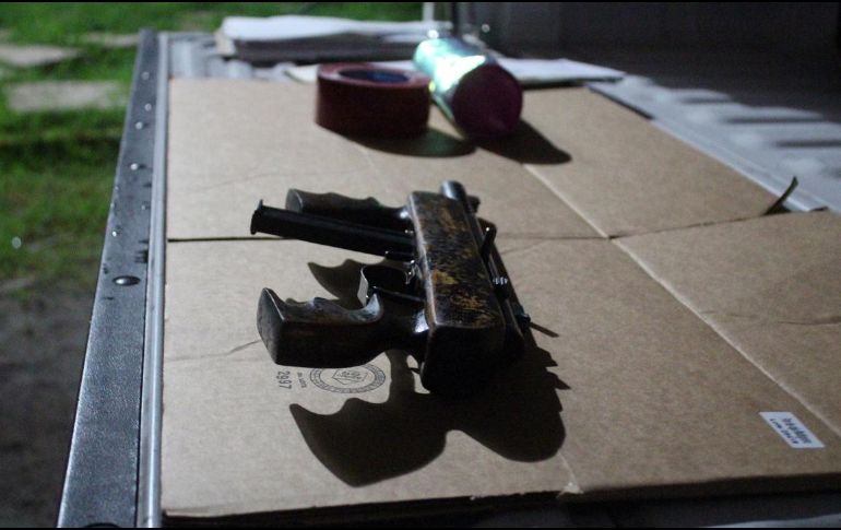 El hombre, la motocicleta y el arma fueron entregados a la Fiscalía del Estado, que inició con las investigaciones. ESPECIAL/