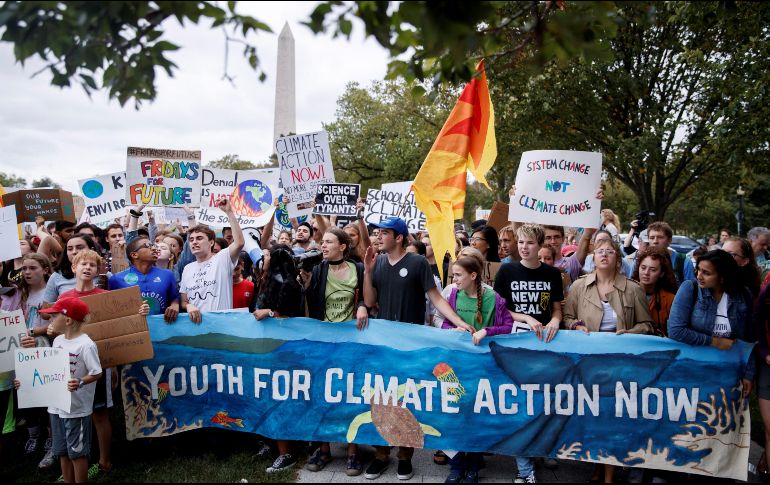 La manifestación contó con la participación de dos adolescentes que cantaron acompañadas de guitarras antes de que Greta tomara la palabra. EFE/S. Thew
