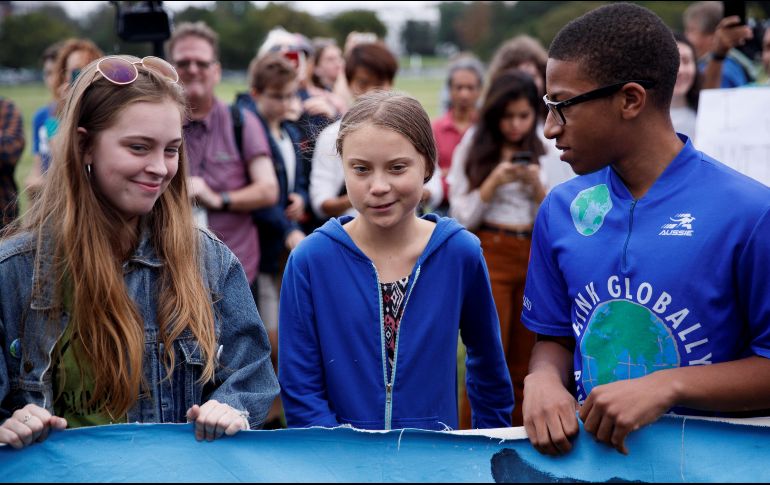 La manifestación contó con la participación de dos adolescentes que cantaron acompañadas de guitarras antes de que Greta tomara la palabra. EFE/S. Thew
