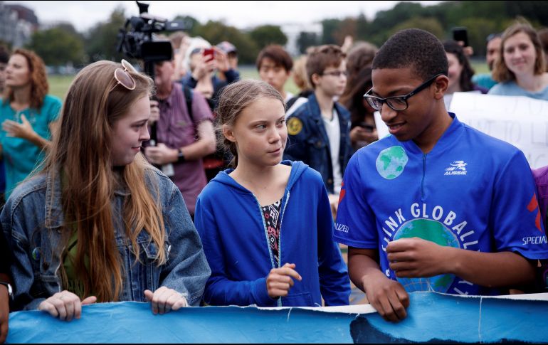 La manifestación contó con la participación de dos adolescentes que cantaron acompañadas de guitarras antes de que Greta tomara la palabra. EFE/S. Thew