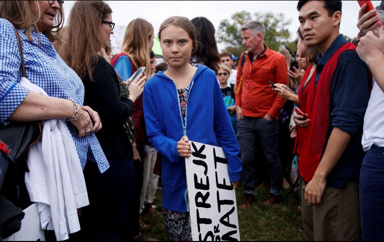 La manifestación contó con la participación de dos adolescentes que cantaron acompañadas de guitarras antes de que Greta tomara la palabra. EFE/S. Thew