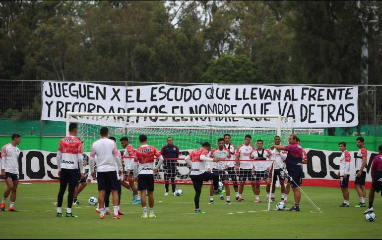 En un banderín escribieron “Jueguen por el escudo que llevan al frente y recordaremos el nombre que va detrás”. EL INFORMADOR / A. Ramírez
