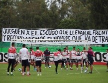 En un banderín escribieron “Jueguen por el escudo que llevan al frente y recordaremos el nombre que va detrás”. EL INFORMADOR / A. Ramírez