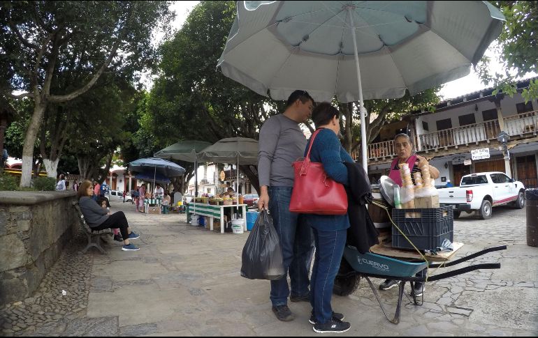Paseantes hacen una escala en los helados en el Centro de Tapalpa.  EL INFORMADOR/A. Camacho
