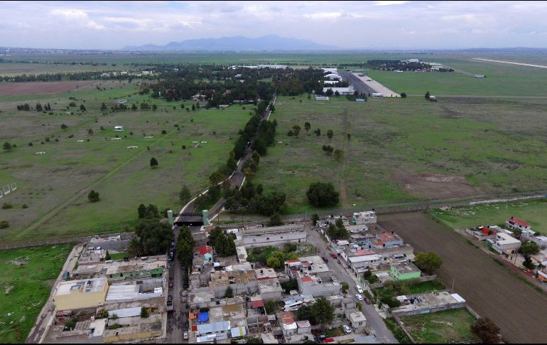 El dirigente perredista asegura que resolver el caso del Aeropuerto de Santa Lucía a través de una resolución con tintes políticos y brincarse el procedimiento judicial, sería un grave precedente para la vida democrática de todo el país. SUN / ARCHIVO