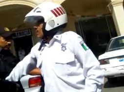 Tras emitir el folio, el oficial es abordado por cuatro policías de Acatlán quienes intentan someterlo. CAPTURA DE VIDEO