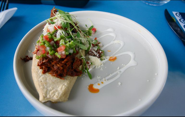 Entrante. Huarache con chilorio de atún y ensalada de nopales a la mexicana. EL INFORMADOR / F. González