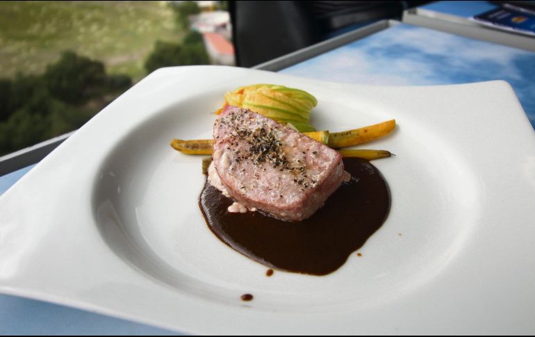 Principal. Medallón de atún en mole con calabaza, zanahoria, cebollita cambray, flor de calabaza y brotes de cilantro. EL INFORMADOR / F. González