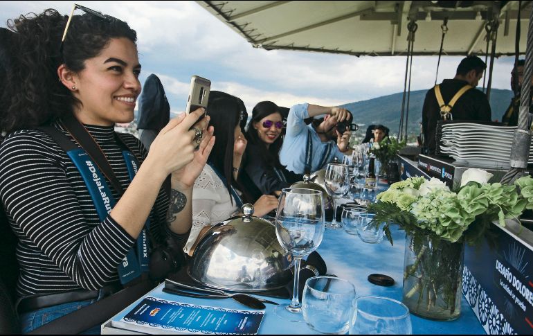 Alturas. La comida se vivió desde lo alto, donde los asistentes disfrutaron de la gastronomía así como de la vista. EL INFORMADOR / F. González