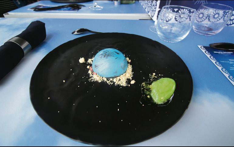 Postre. Chocolate al 70% de cacao mexicano, relleno de frutos rojos, tierra de cacahuate y helado de kiwi. EL INFORMADOR / F. González