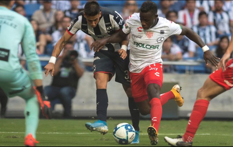 Maximiliano Meza (i), de Monterrey, disputa el balón con Kevin Mercado (d), del Necaxa, este sábado. EFE/M. Sierra