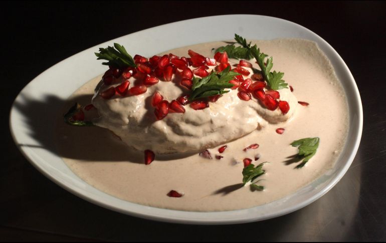 El chile en nogada contiene aproximadamente 800 kilocalorías por pieza. NTX/ARCHIVO