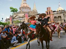Decenas de charros y escaramuzas montados en sus caballos desfilan por el Centro de Guadalajara en el Día Nacional de la Charrería, que ayer celebró su 60 aniversario. ESPECIAL