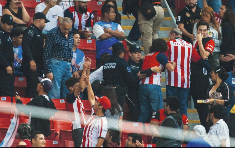 La Polícia de Zapopan intervino para apagar los conatos de bronca que se suscitaron en el graderío del Estadio Akron. EL INFORMADOR / G. Gallo