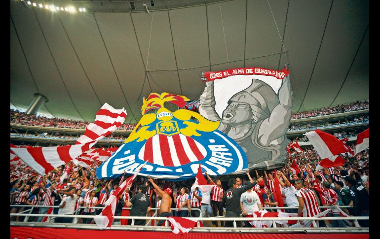 Los seguidores del Rebaño levantaron un tifo con la leyenda “Somos el alma de Guadalajara” cuando salieron ambos equipos. EL INFORMADOR / F. Atilano
