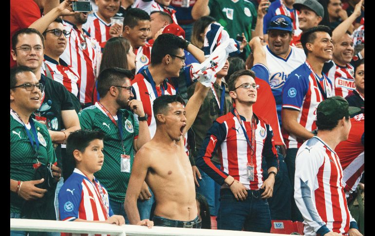 Los aficionados rojiblancos disfrutaron más la noche en el Akron. EL INFORMADOR / G. Gallo 